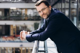 Na spořicích účtech bohatství nevzniká, lidé musejí investovat, říká šéf ČSOB